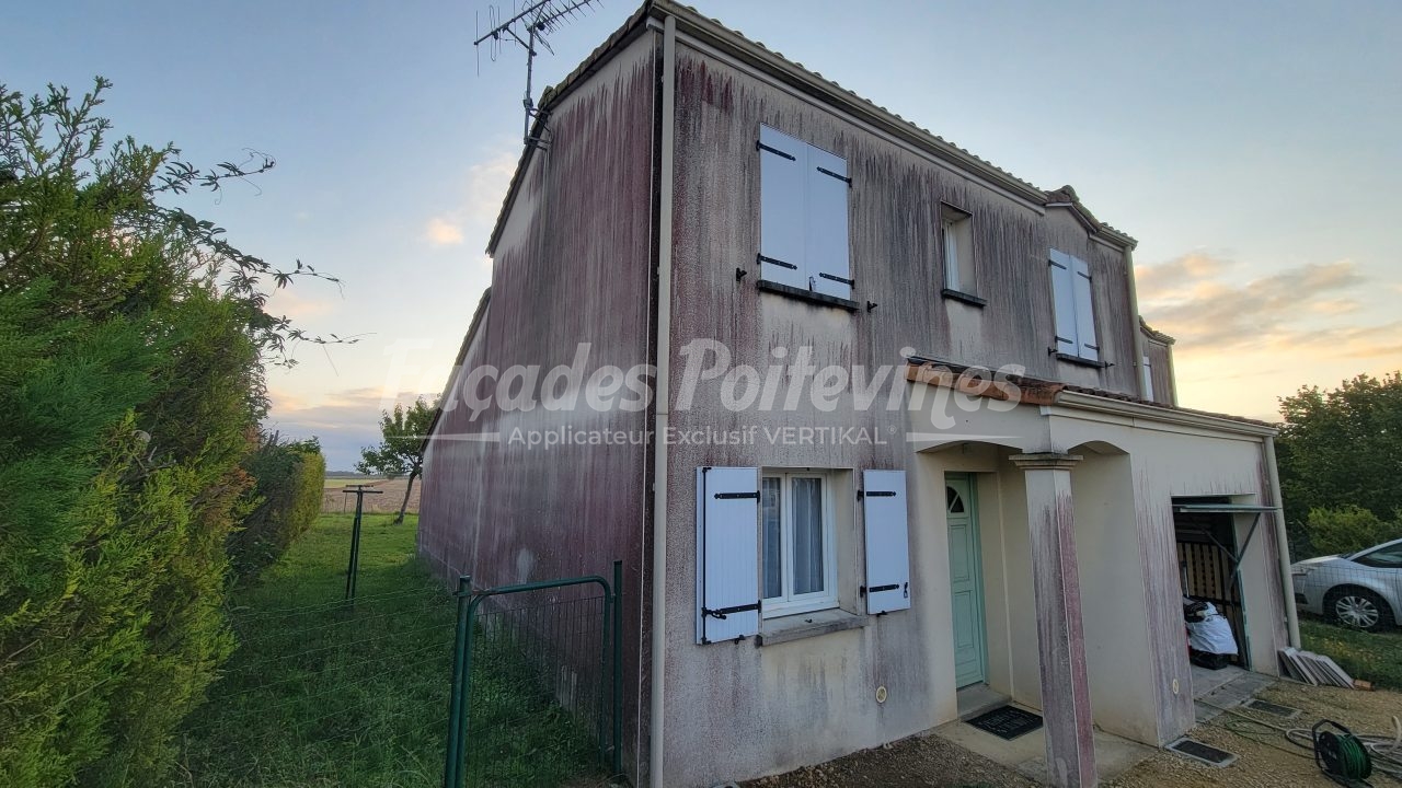 Façades Poitevines : façade de maison encrassée avec traces rouges