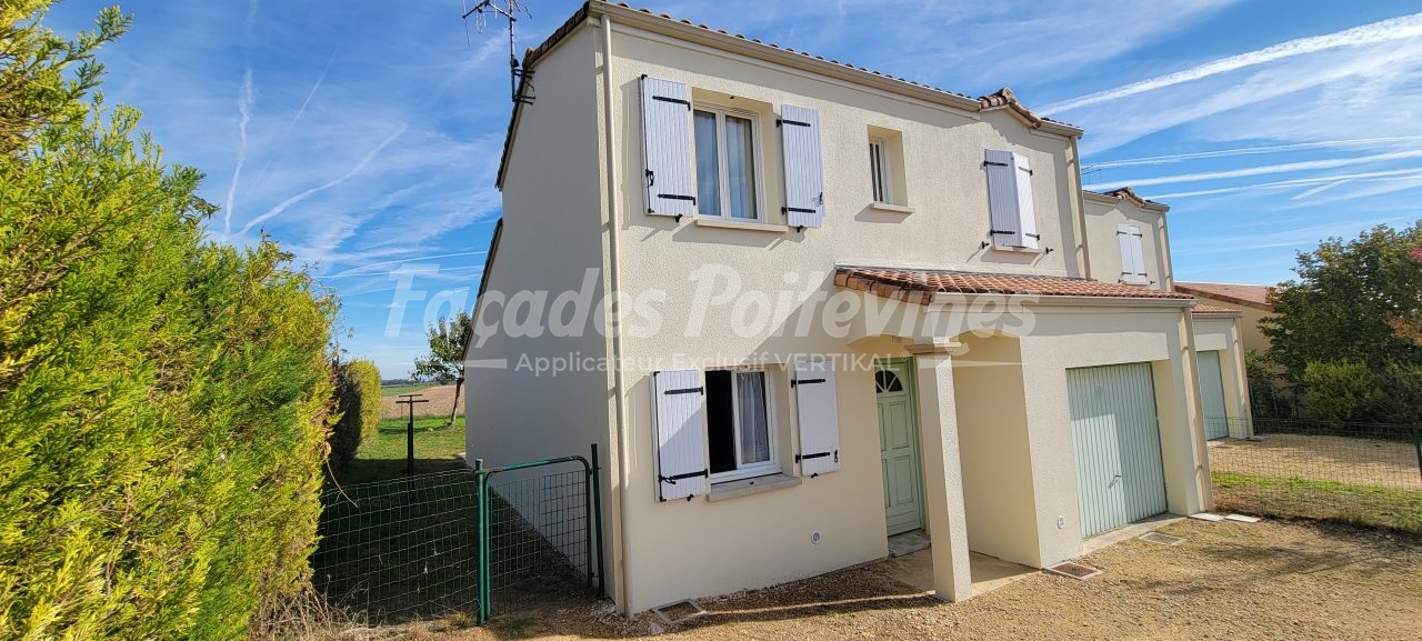 Façades Poitevines sur maison à étage rénovée avec volets blancs