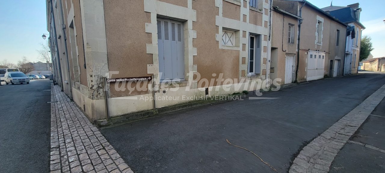 Façades Poitevines sur maison de ville à enduit beige et encadrements clairs