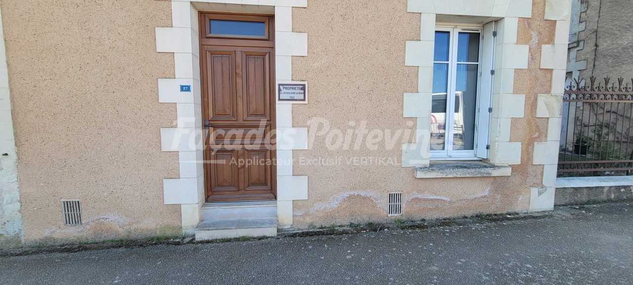 Façades Poitevines : façade de maison avec traces d’humidité en soubassement