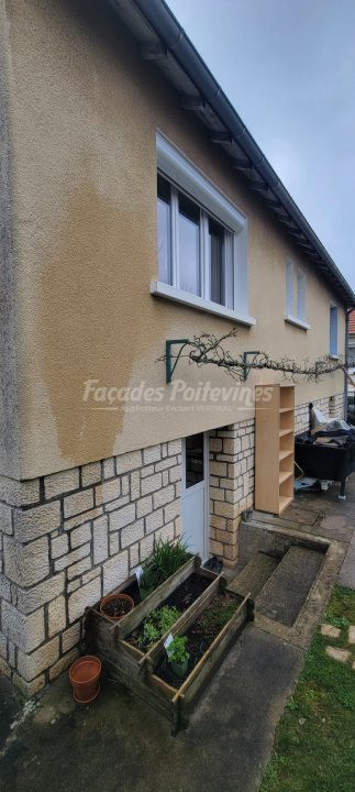 Façades Poitevines sur façade de maison avec enduit beige et soubassement pierre