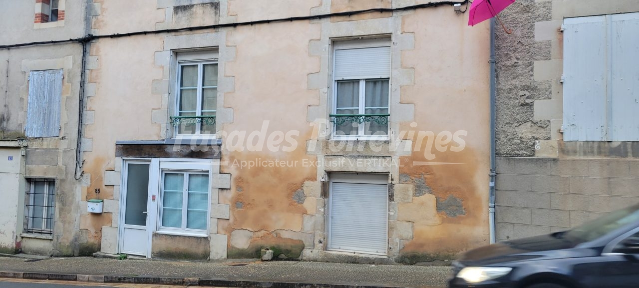 Façades Poitevines : façade de maison ancienne avec enduit dégradé