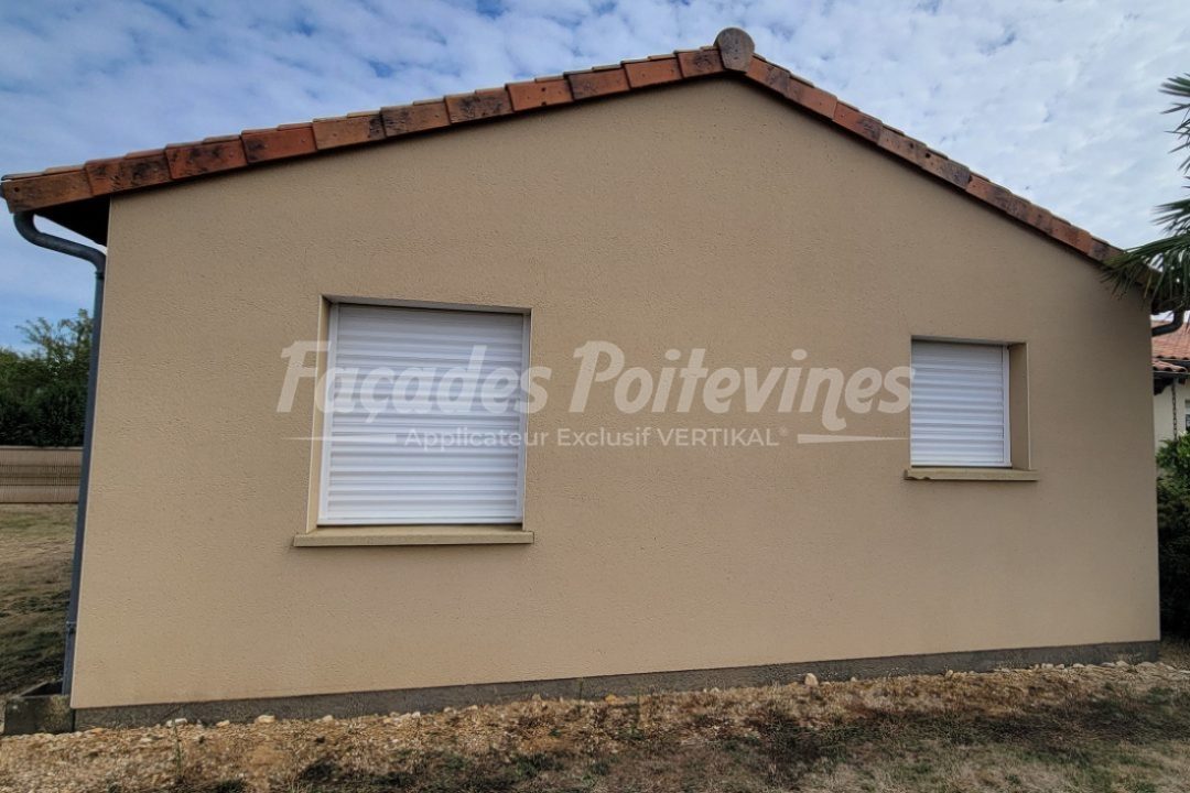 Façades Poitevines : façade de maison beige avec deux fenêtres à volets