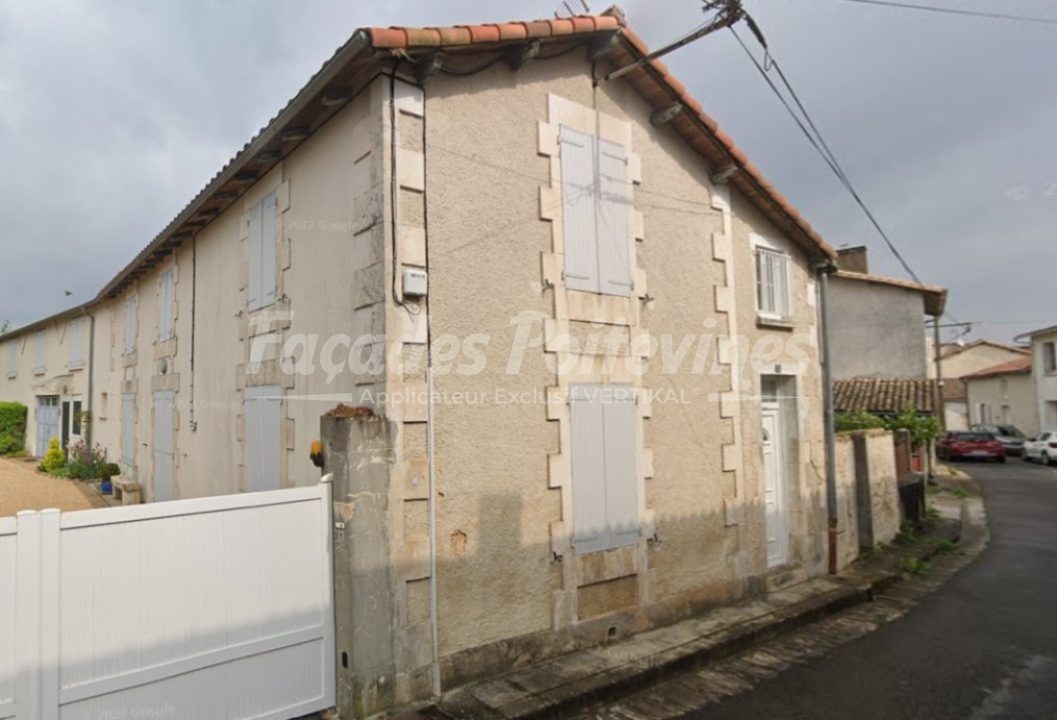 Façades Poitevines sur maison ancienne à volets fermés