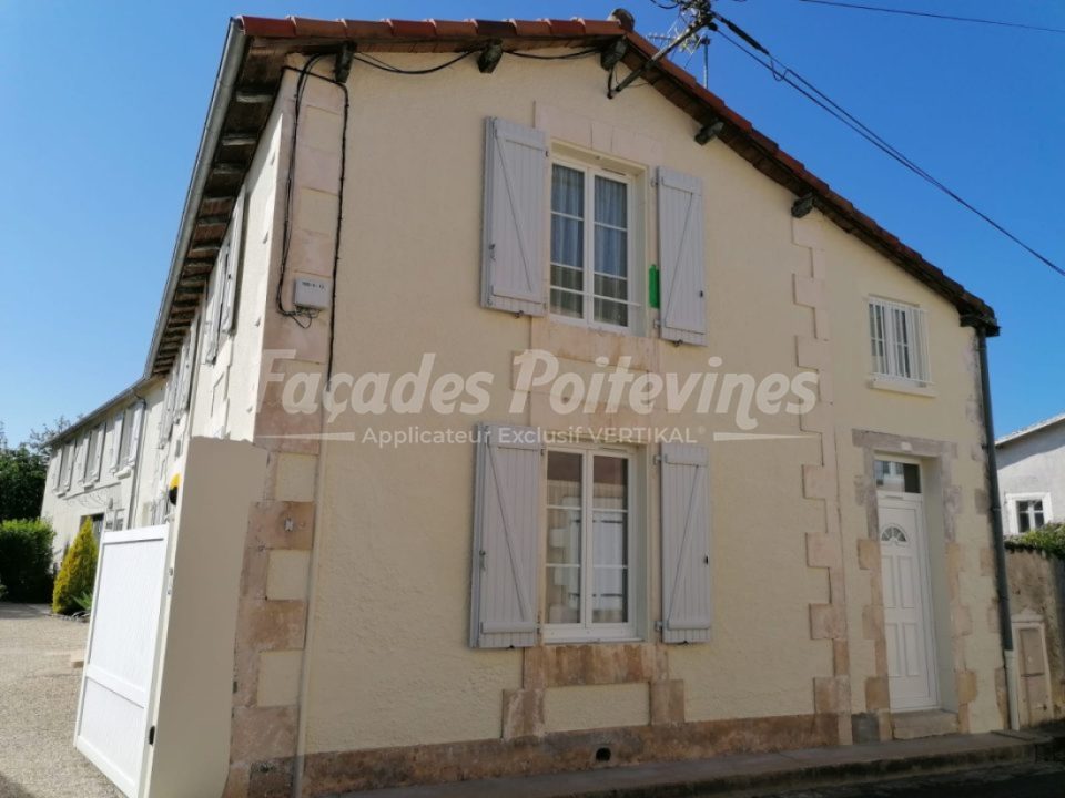 Façades Poitevines sur maison rénovée avec volets gris et enduit clair
