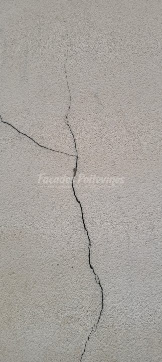 Fissure verticale sur enduit de façade, Façades Poitevines