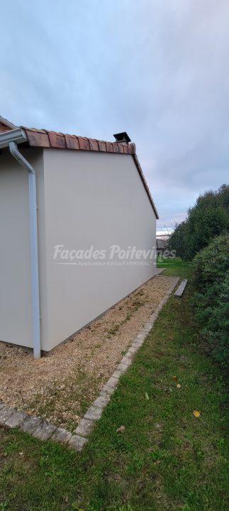 Façades Poitevines : ravalement de façade latérale de maison enduite