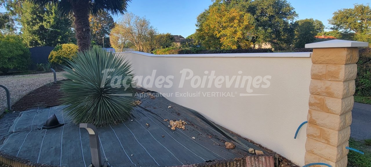 Mur d’enceinte enduit avec piliers en pierre par Façades Poitevines