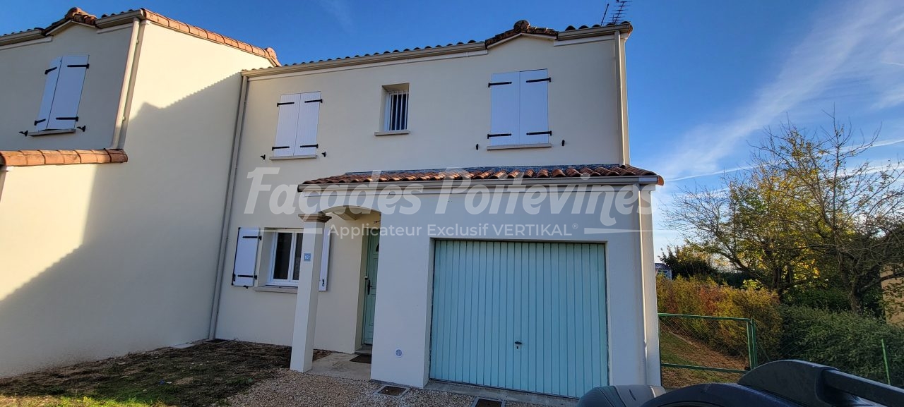 Façades Poitevines : façade de maison crépie avec volets et garage bleu