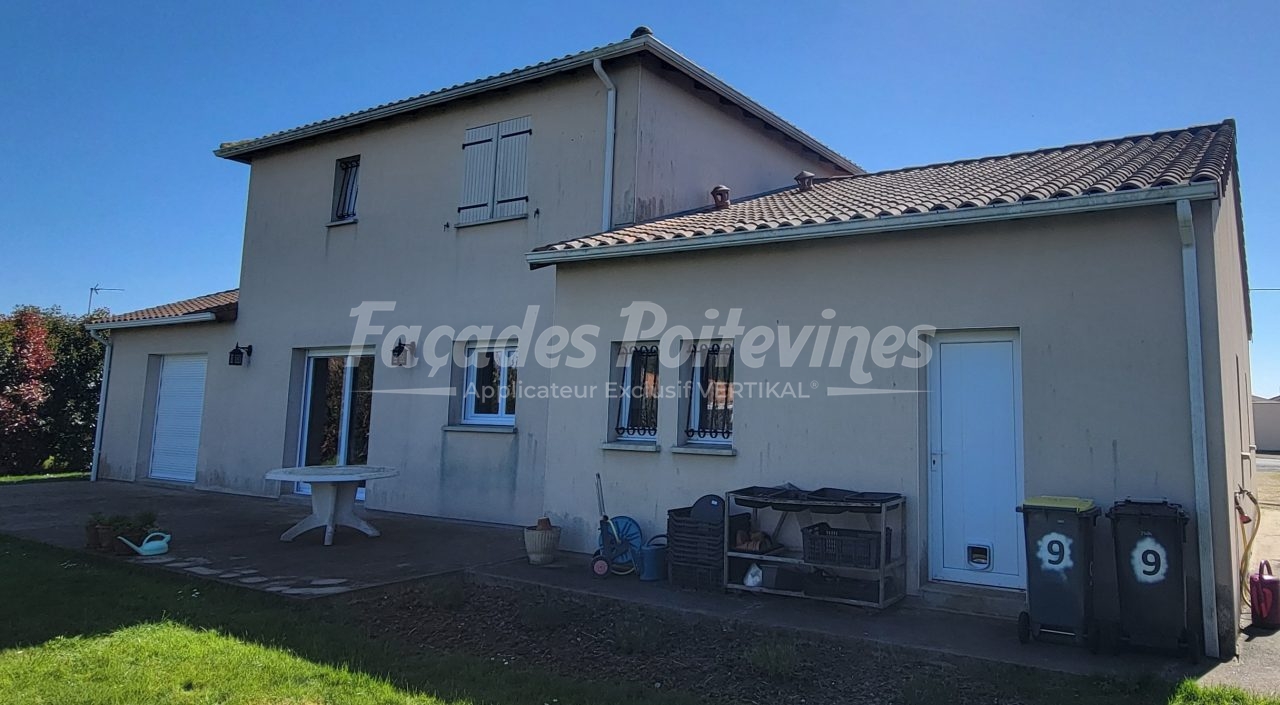 Façades Poitevines sur maison à étage avec façade encrassée