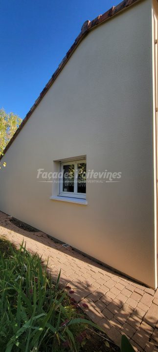 Façade latérale de maison rénovée par Façades Poitevines avec fenêtre
