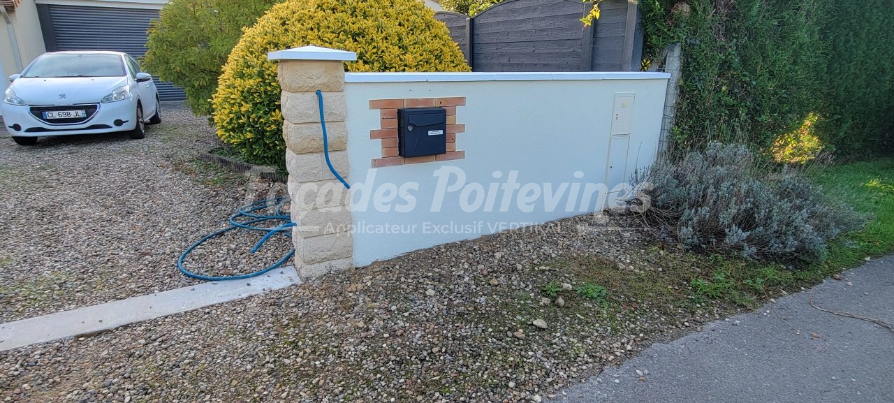 Muret d’entrée avec boîte aux lettres rénové par Façades Poitevines