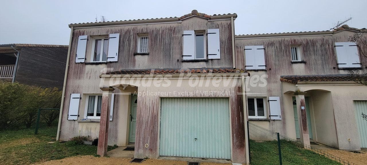 Façades Poitevines : façade de maison encrassée avec traces rouges