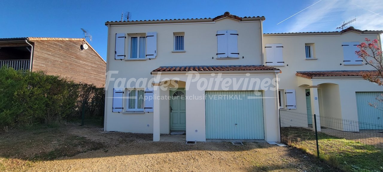Façades Poitevines : façade de maison avec volets blancs et garage