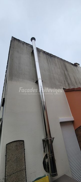 Conduit de cheminée en inox sur façade de maison par Façades Poitevines
