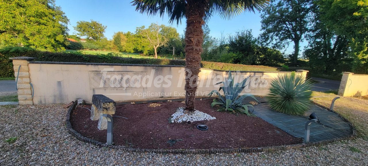 Mur extérieur enduit nettoyé par Façades Poitevines