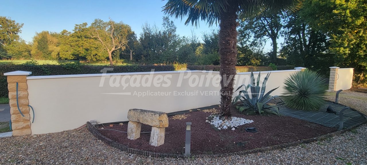 Mur de clôture enduit rénové par Façades Poitevines