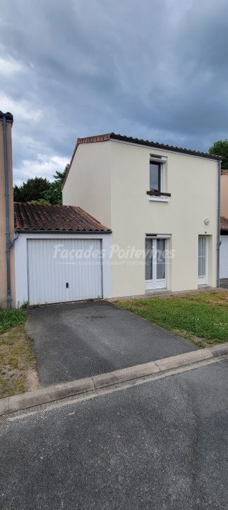 Façades Poitevines : maison rénovée avec garage et façade enduite