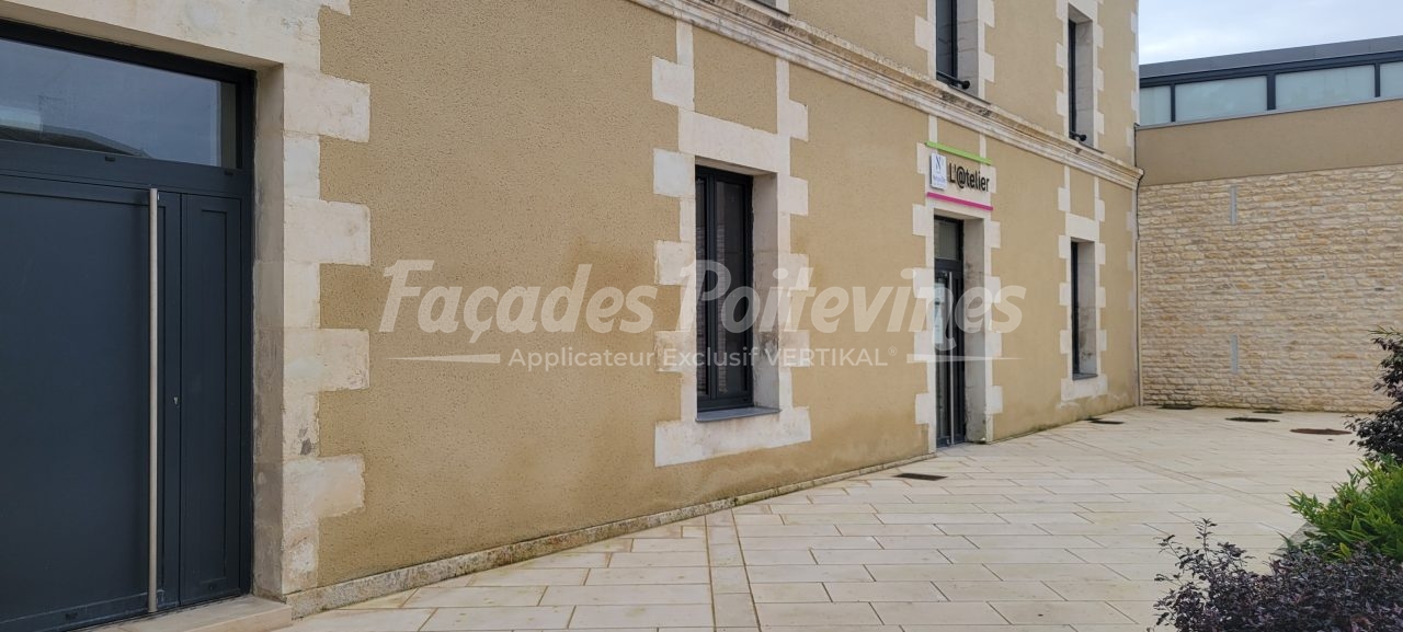 Façades Poitevines, rénovation de façade avec enduit beige et pierres apparentes