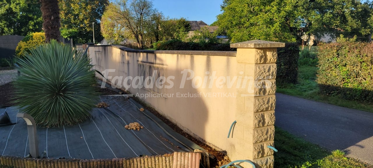 Mur de clôture enduit avec pilier en pierre, Façades Poitevines