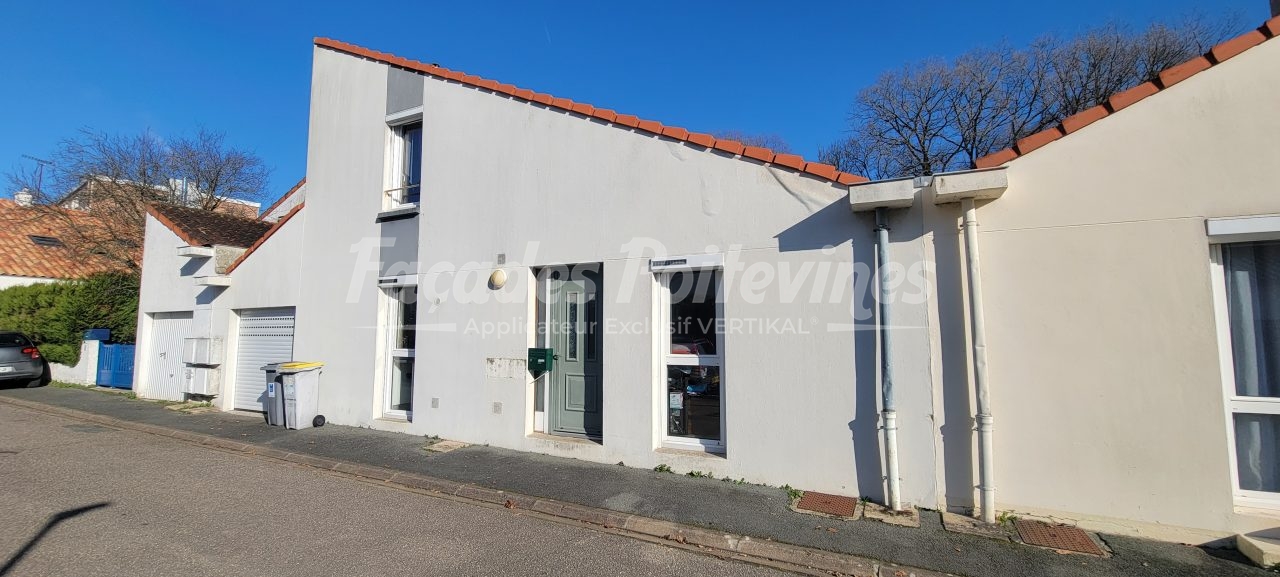 Rénovation de façade de maison blanche par Façades Poitevines