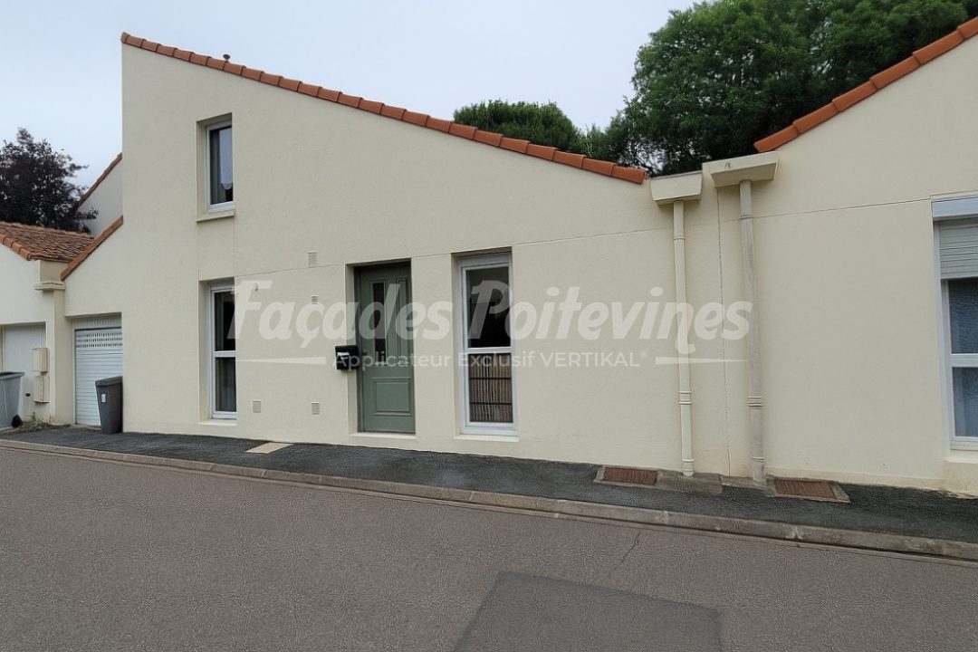 Façades Poitevines, façade de maison crépie beige rénovée