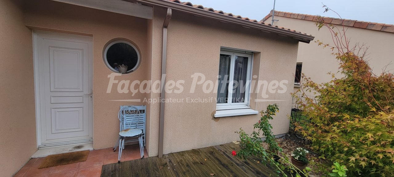 Façades Poitevines, façade de maison avec porte blanche et fenêtre