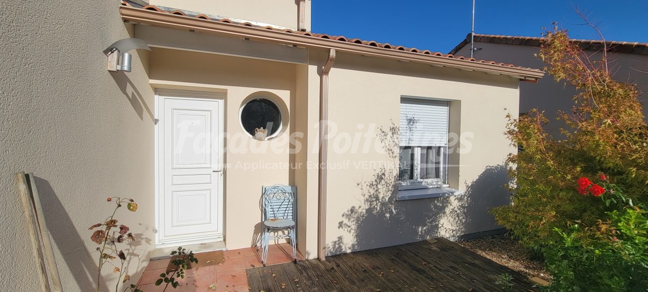 Façades Poitevines : façade de maison rénovée avec porte et fenêtre