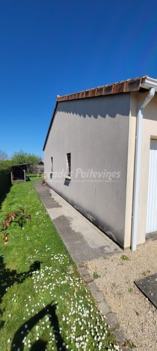 Façades Poitevines : façade de maison avec enduit clair et gouttière