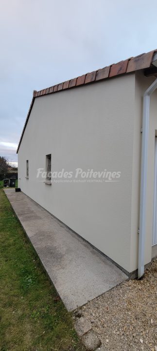 Façades Poitevines, ravalement de façade blanche sur maison individuelle