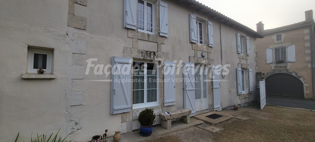 Façades Poitevines : rénovation de façade de maison avec volets bleus