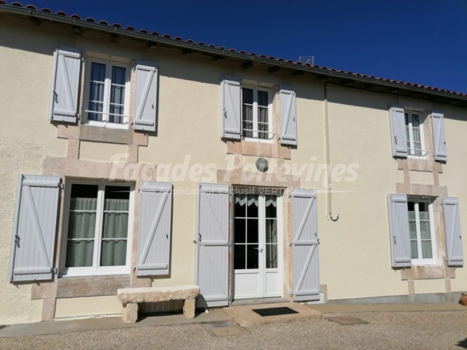 Façades Poitevines : maison rénovée avec volets battants gris clairs