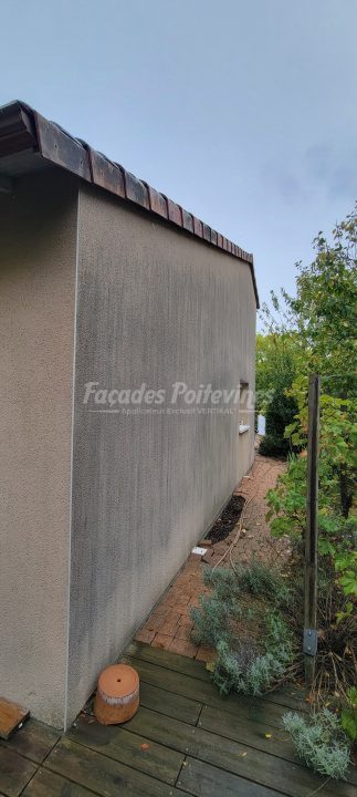 Façades Poitevines, façade de maison avec traces noires d’encrassement