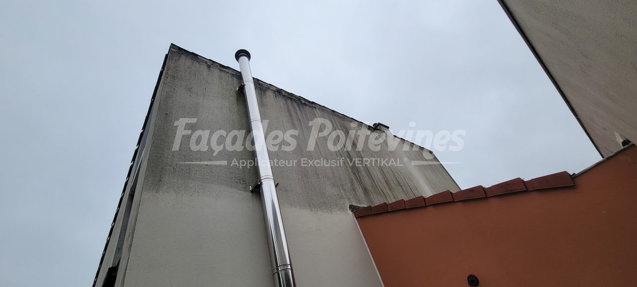 Façades Poitevines : façade encrassée avec traces noires verticales