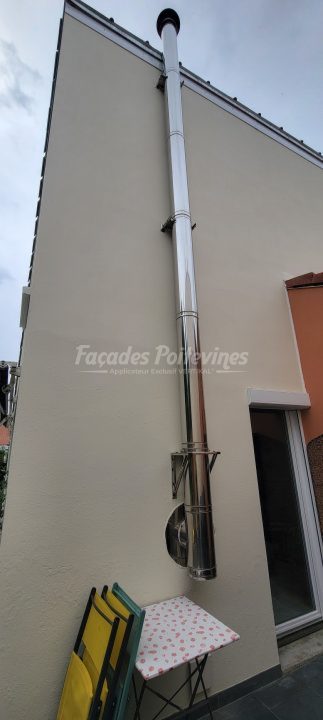 Conduit de cheminée extérieur en inox sur façade rénovée Façades Poitevines