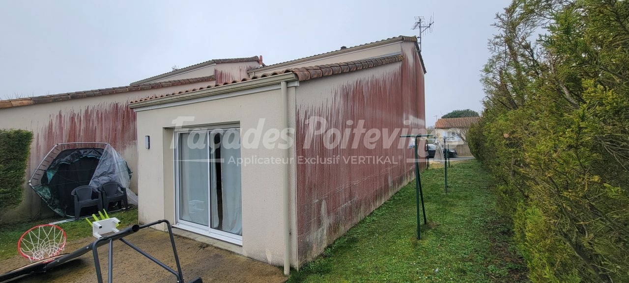 Façades Poitevines : façade de maison encrassée par des coulures rouges