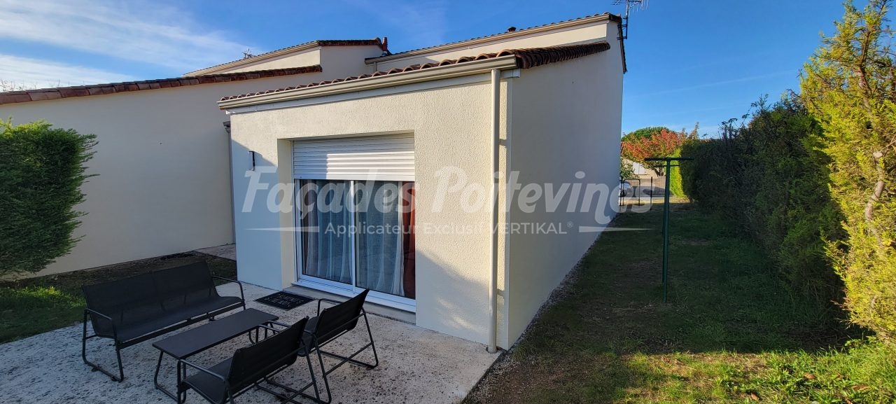 Façades Poitevines : façade de maison crépie avec baie vitrée et volet roulant