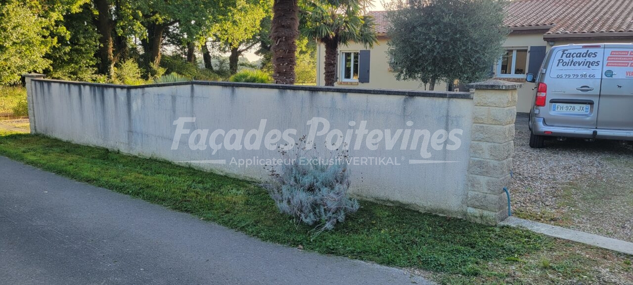 Mur de clôture enduit par Façades Poitevines