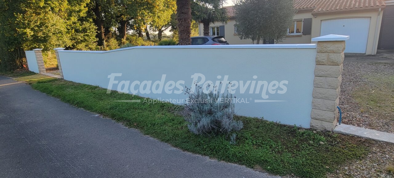 Mur de clôture enduit blanc rénové par Façades Poitevines