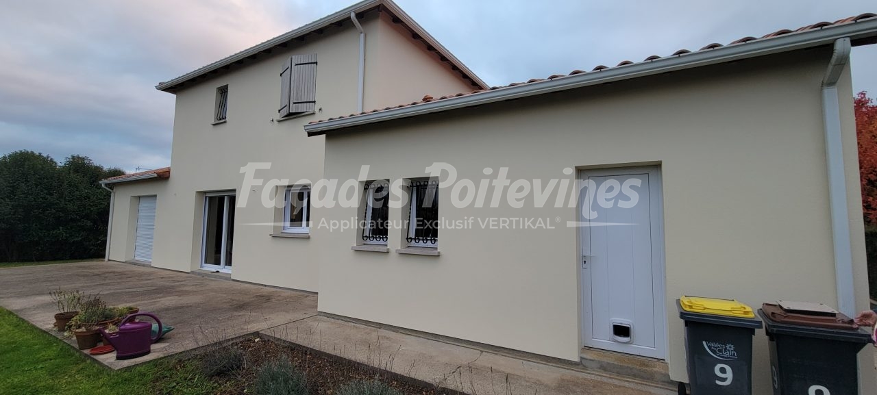 Façades Poitevines : façade de maison enduite beige avec garage et porte