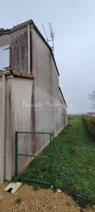 Façades Poitevines : pignon de maison avec façade encrassée