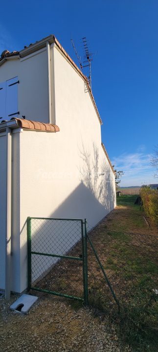Façade latérale de maison enduite blanche par Façades Poitevines