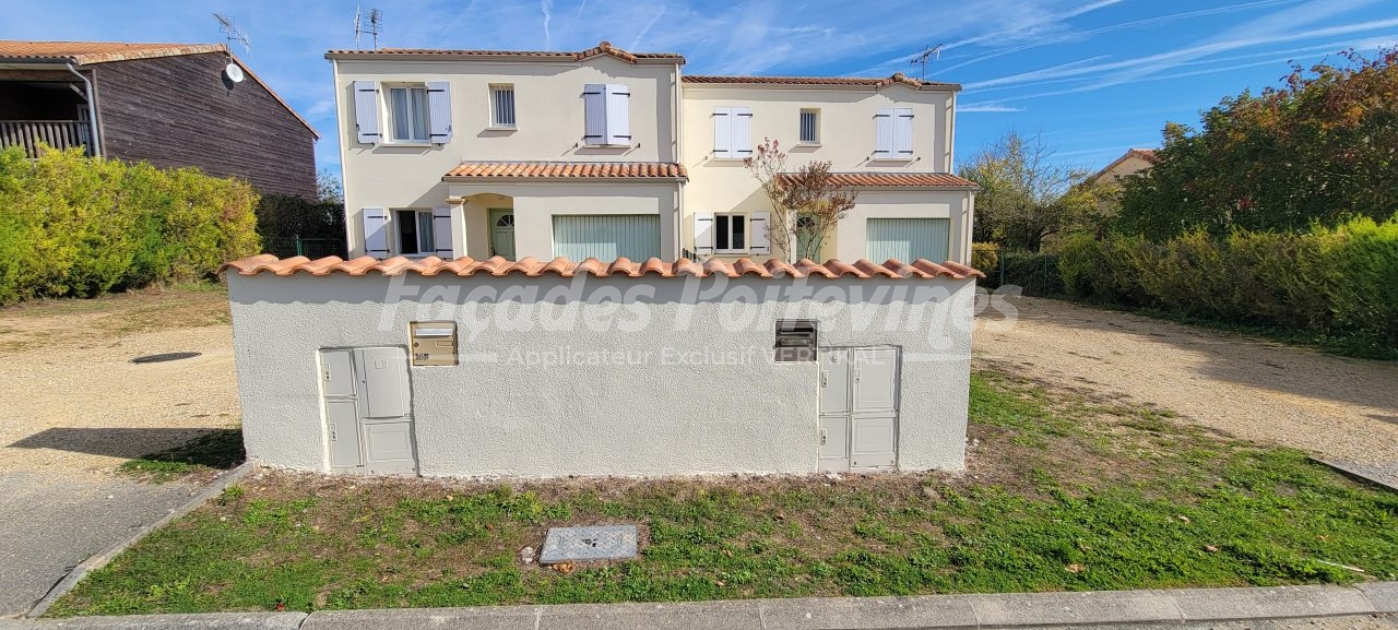 Façades Poitevines : façade de deux maisons jumelées enduites claires
